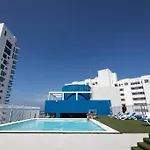 10mo Piso, Piscina, Jacuzzi y a Pasos de la Playa