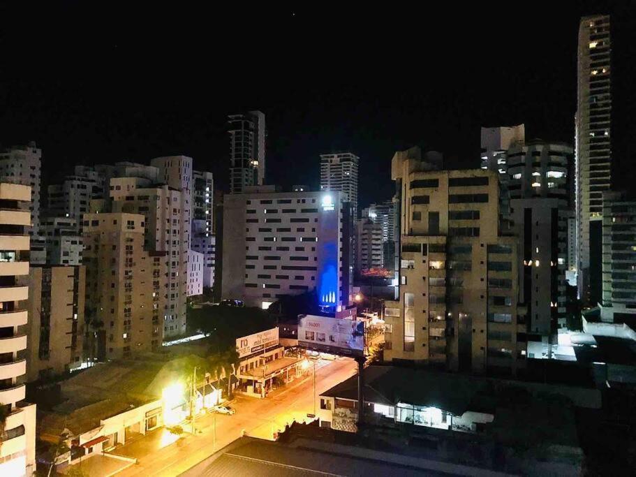 10mo Piso, Piscina, Jacuzzi Y A Pasos De La Playa *